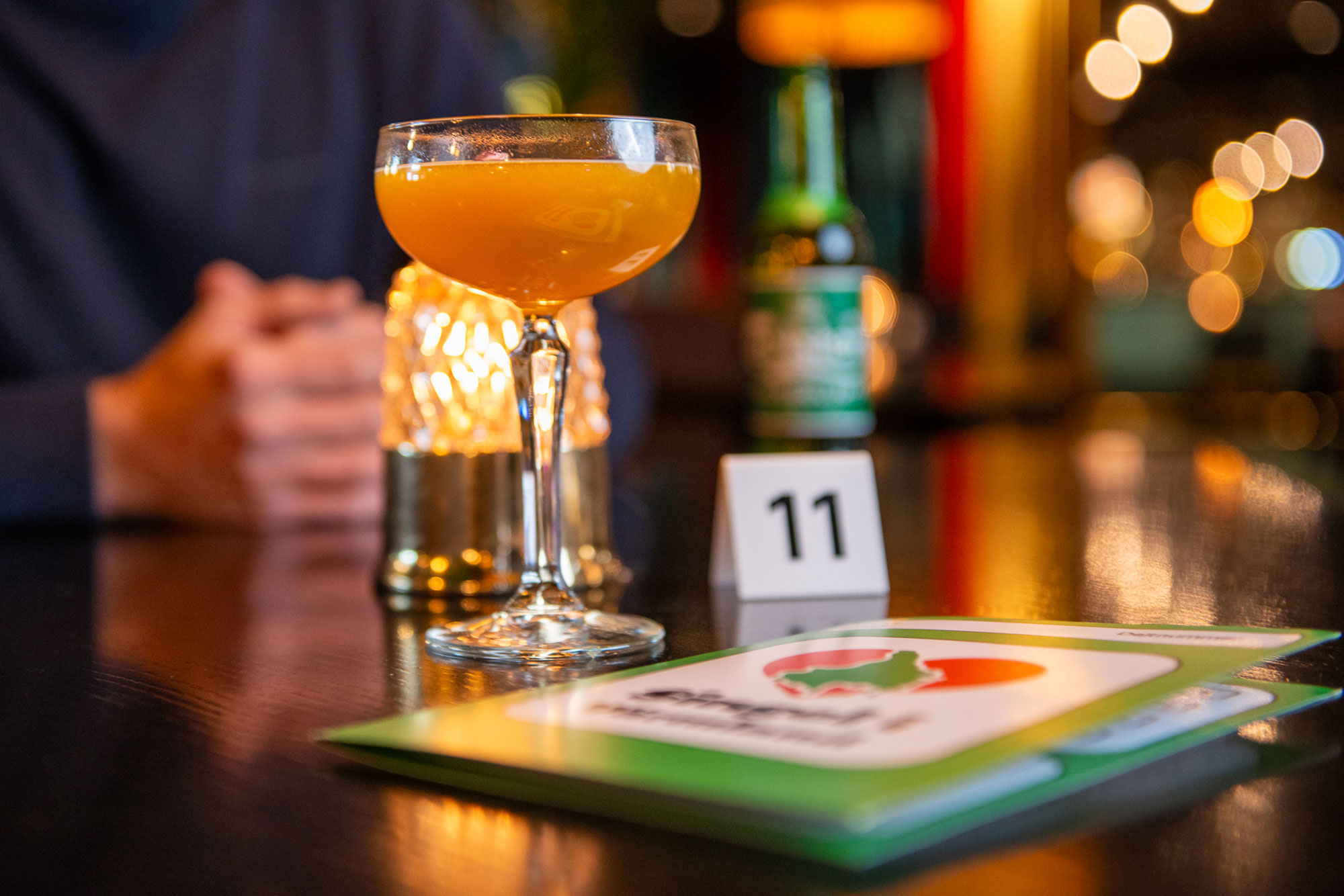 Drink och en poster på ett bord under ett mingel